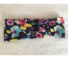 Úpletová čelenka s prekrížením, kvety na tmavomodrej 46-48cm